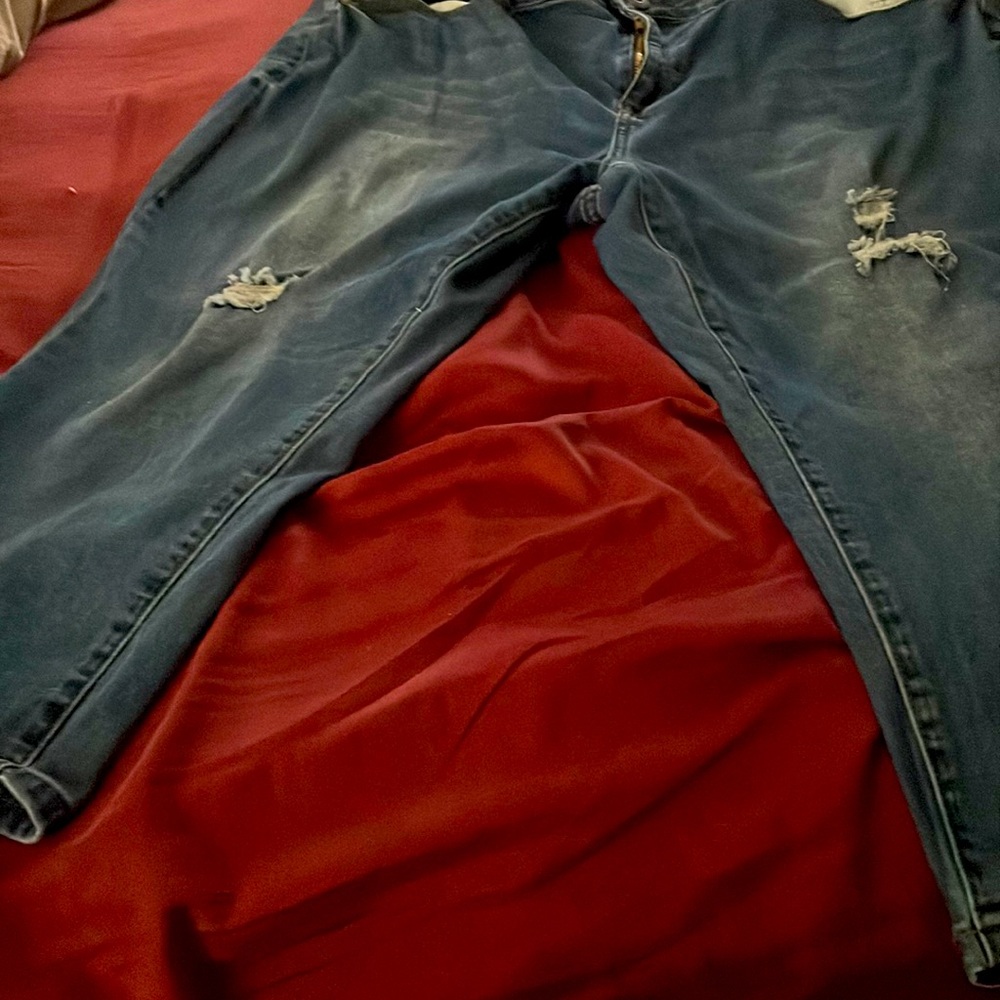 Gogo Midrise Distressed Capri Jeans